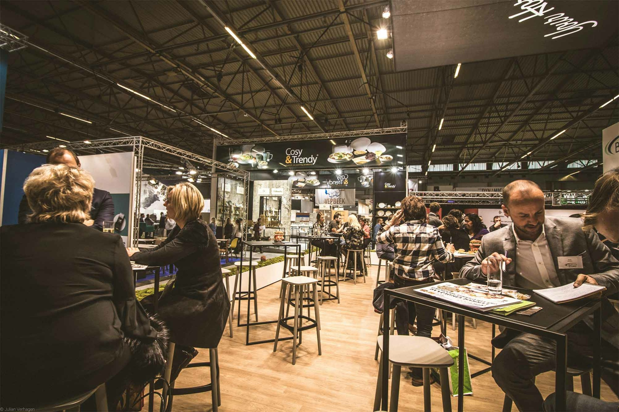 Ne laissez pas retomber l’énergie du salon professionnel une fois les stands démontés. Profitez de cette période pour envoyer un e-mail de remerciement personnalisé à vos exposants, partenaires et visiteurs, en y intégrant un lien vers les photos, vidéos ou retombées presse de l’événement. C’est une façon simple et efficace de renforcer votre réseau, fidéliser vos clients et maintenir votre visibilité jusqu’à la prochaine édition.