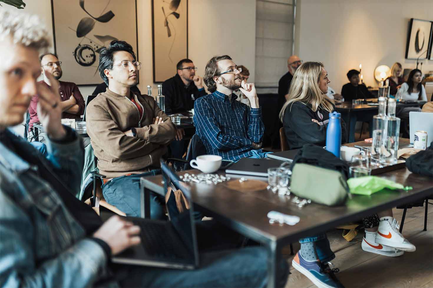 Pensez à établir dès le départ une stratégie de suivi pour vos contacts et prospects. Créez un fichier partagé entre vos équipes marketing et commerciales afin de noter les entreprises, clients potentiels et partenaires rencontrés avant même l’ouverture du salon. Cela facilitera votre communication pendant l’événement et maximisera vos résultats une fois le salon terminé.