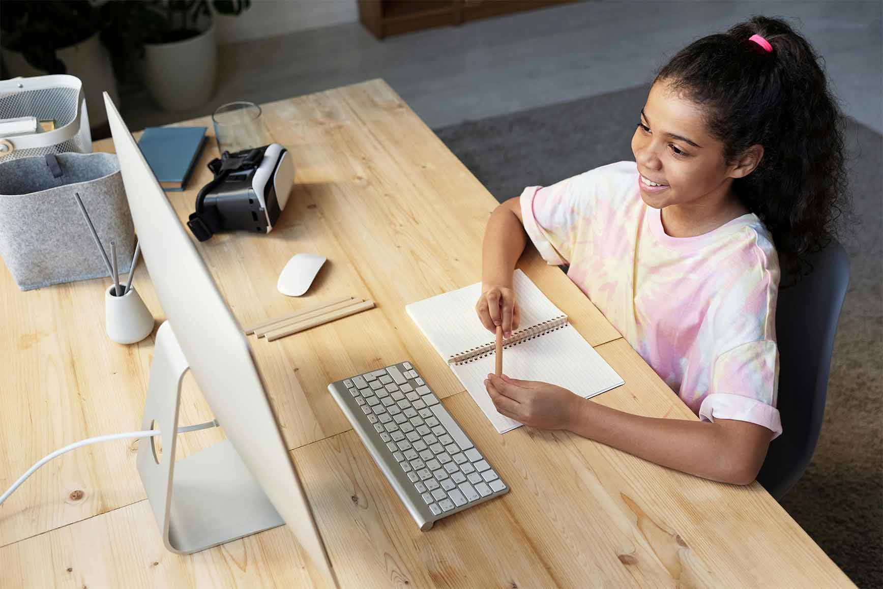 Planifiez des points de contact réguliers (newsletter, sessions live, enquêtes de satisfaction) pour garder le lien avec vos apprenants. Cela renforce leur engagement, crée une véritable communauté autour de votre formation et vous permet d’ajuster votre accompagnement en temps réel.