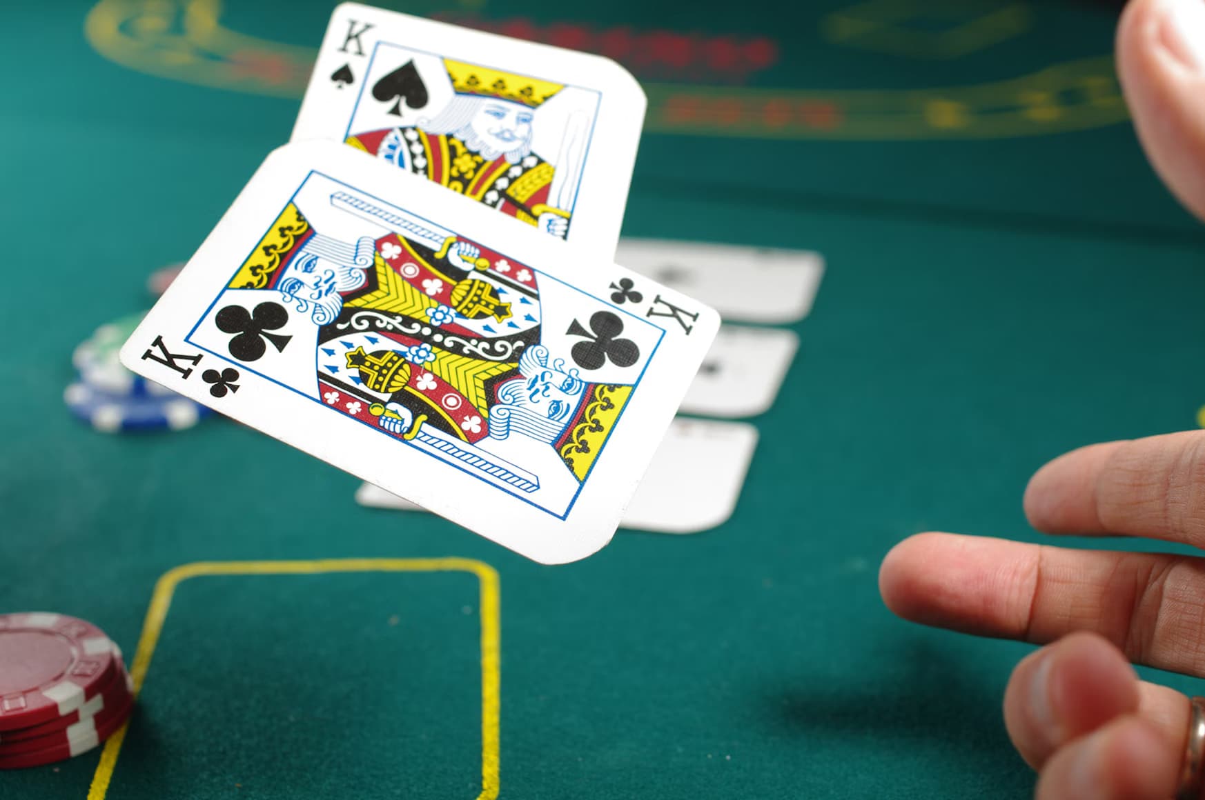 deux rois de jeu de cartes sur une table de casino