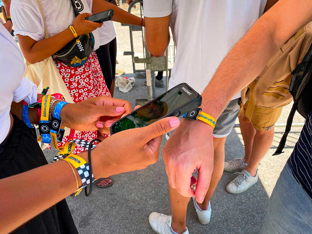 Utiliser les nouvelles technologies dans l’événementiel : les bracelets cashless RFID