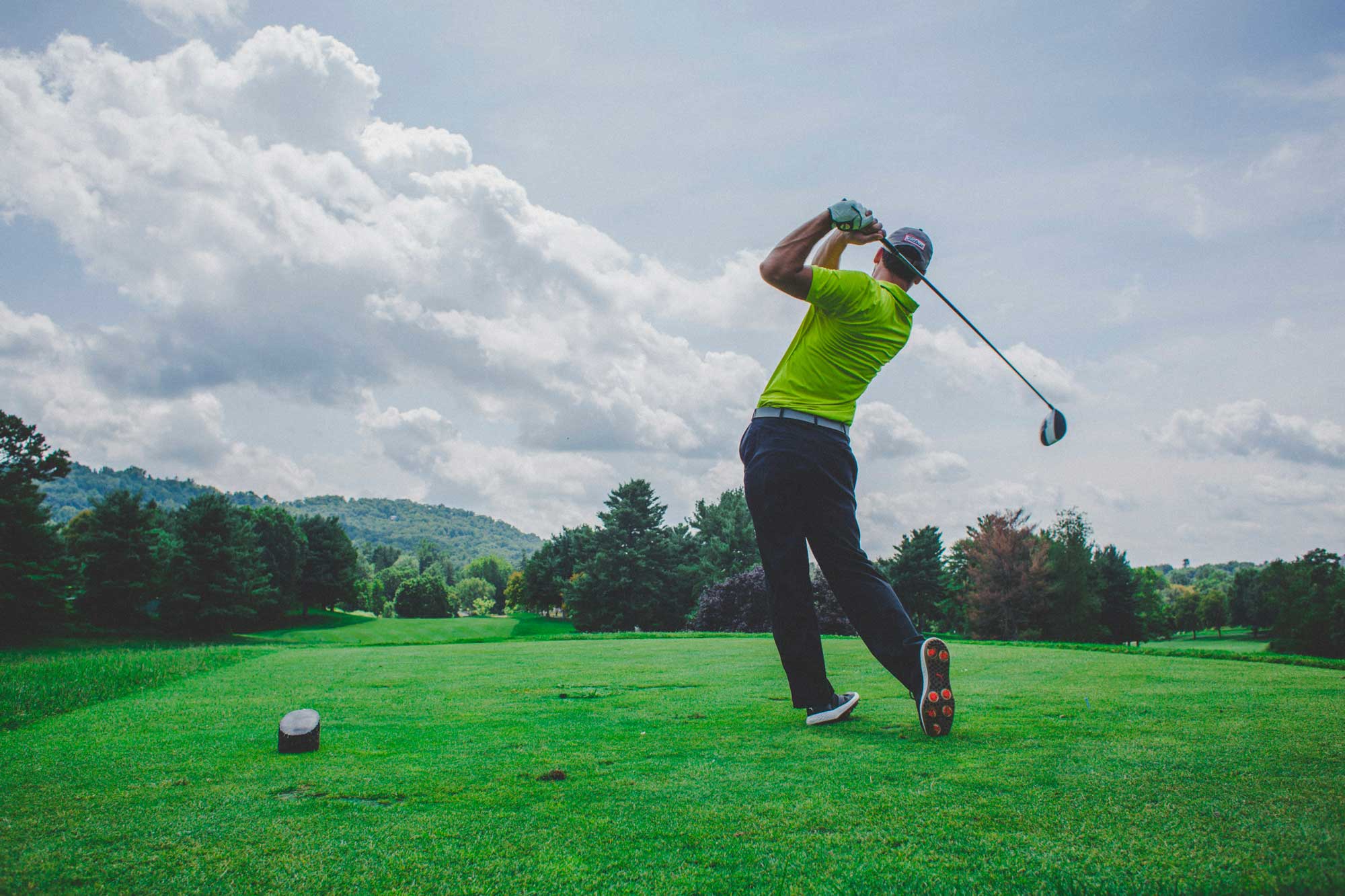 Un homme joue au golf