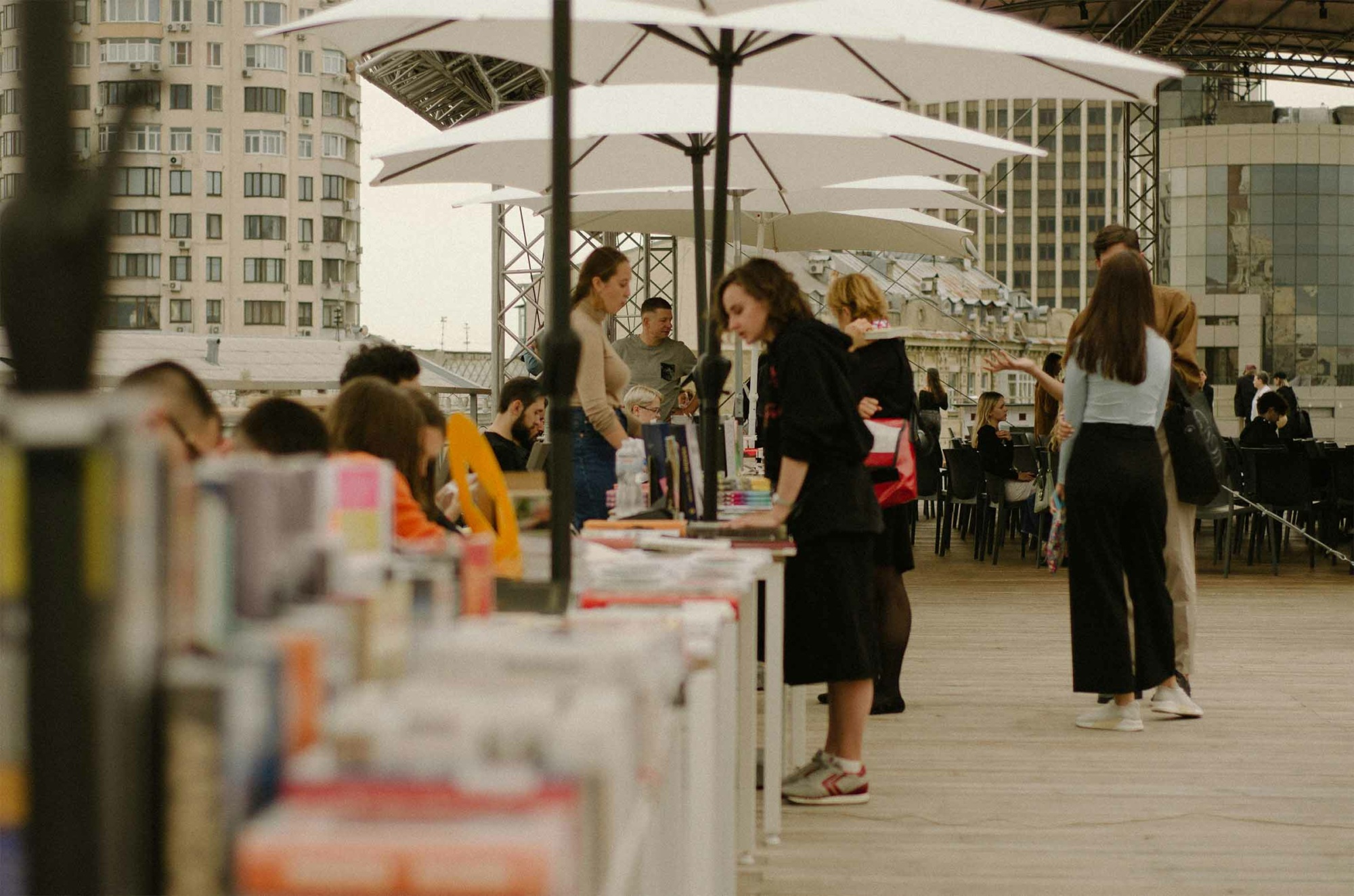 Profitez du salon pour créer un “moment exclusif” réservé à vos clients fidèles, un café matinal sur votre stand, une démonstration privée ou un afterwork convivial. Ces attentions simples, mais personnalisées, renforcent le sentiment d’appartenance et transforment vos clients en véritables ambassadeurs de votre marque.