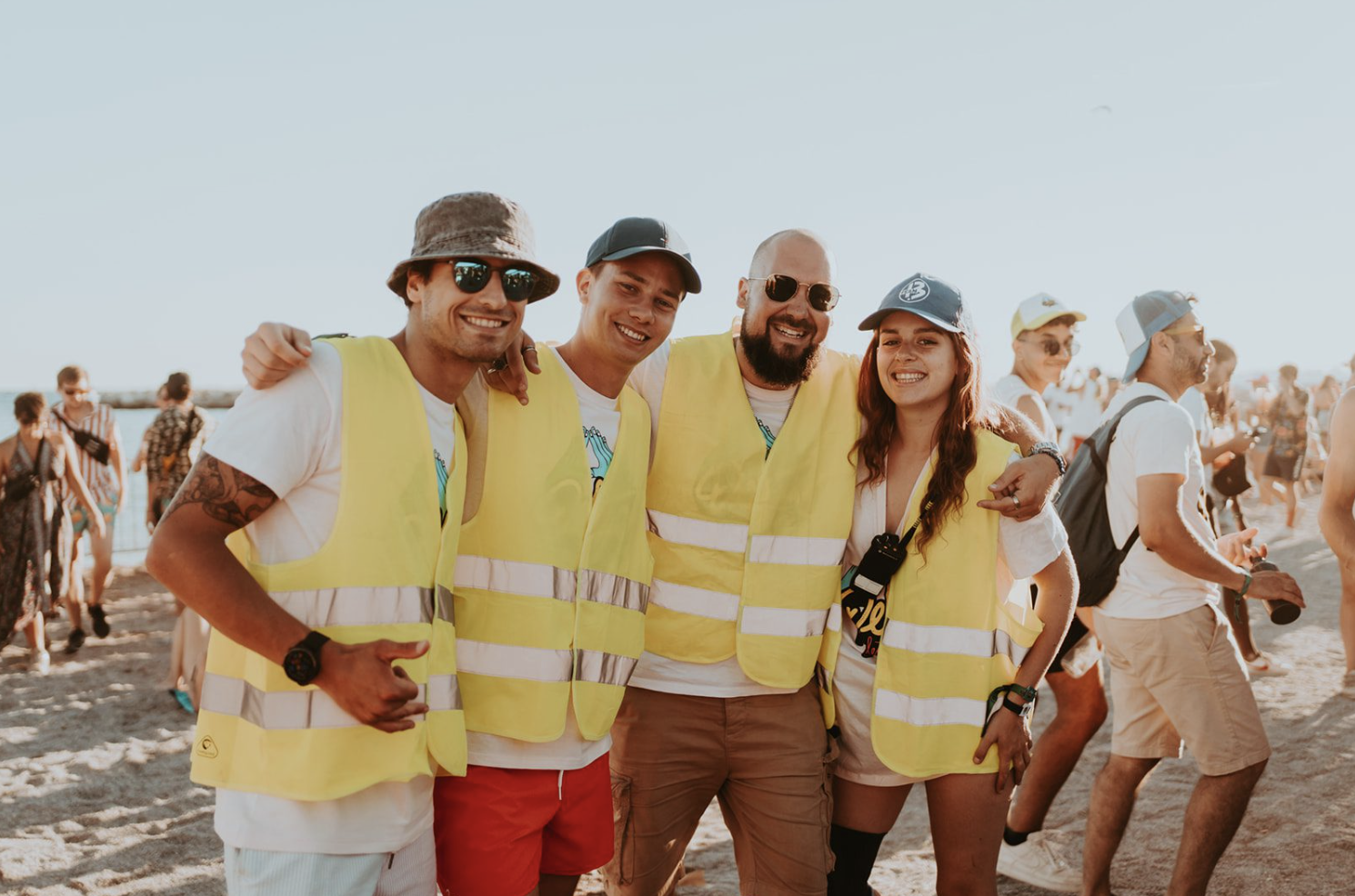 Bénévoles souriants pendant leur mission de bénévolat événementiel