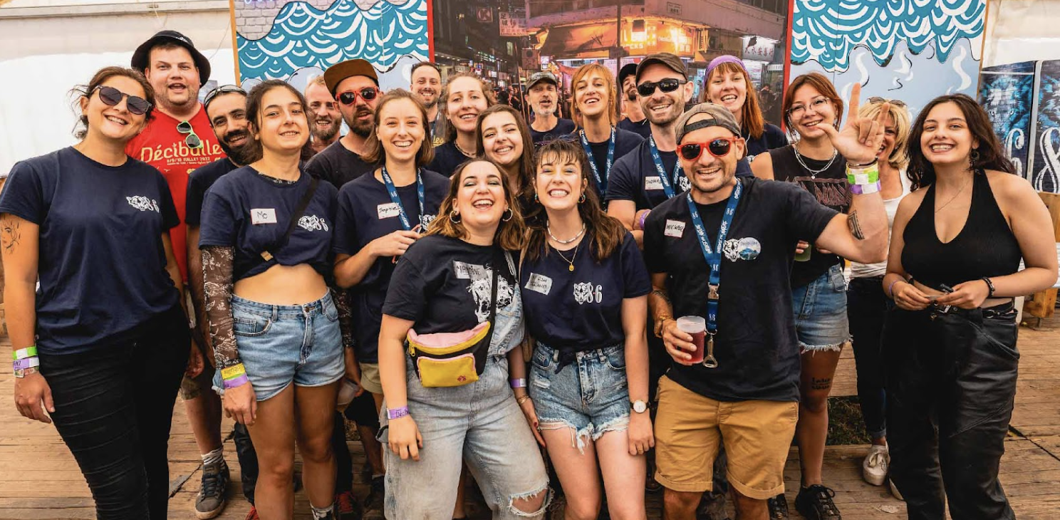 Équipe de bénévoles au bar, avec le tee-shirt de l’événement