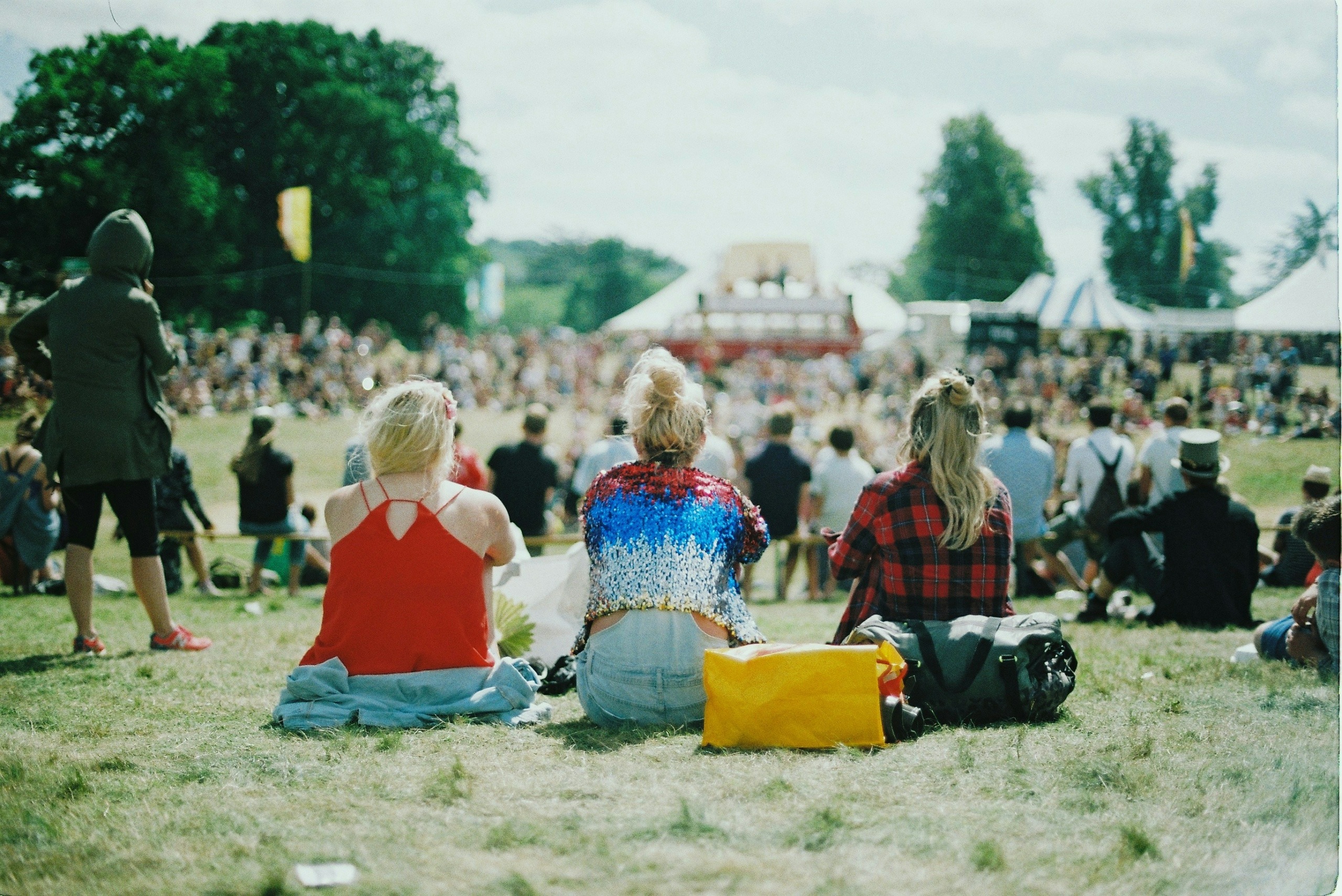 trois personnes celebre la fete de la musique