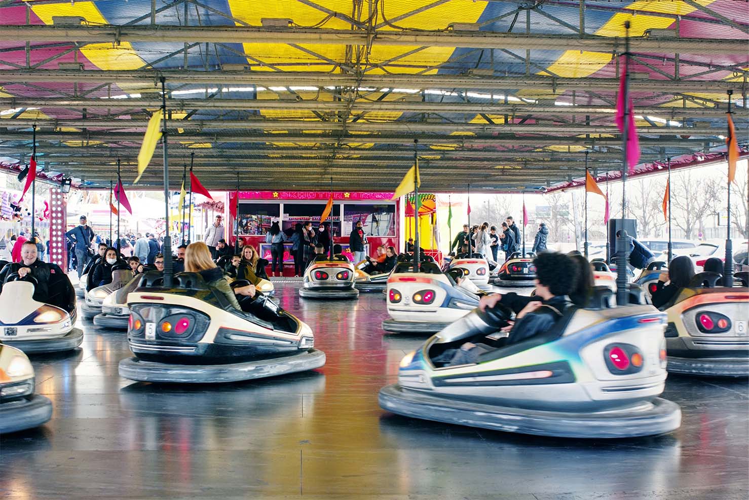 Un thème sur la fête foraine vous offre de nombreuses possibilités – dégustation de pommes d’amour, barbe à papa… Vos convives vont retomber en enfance.