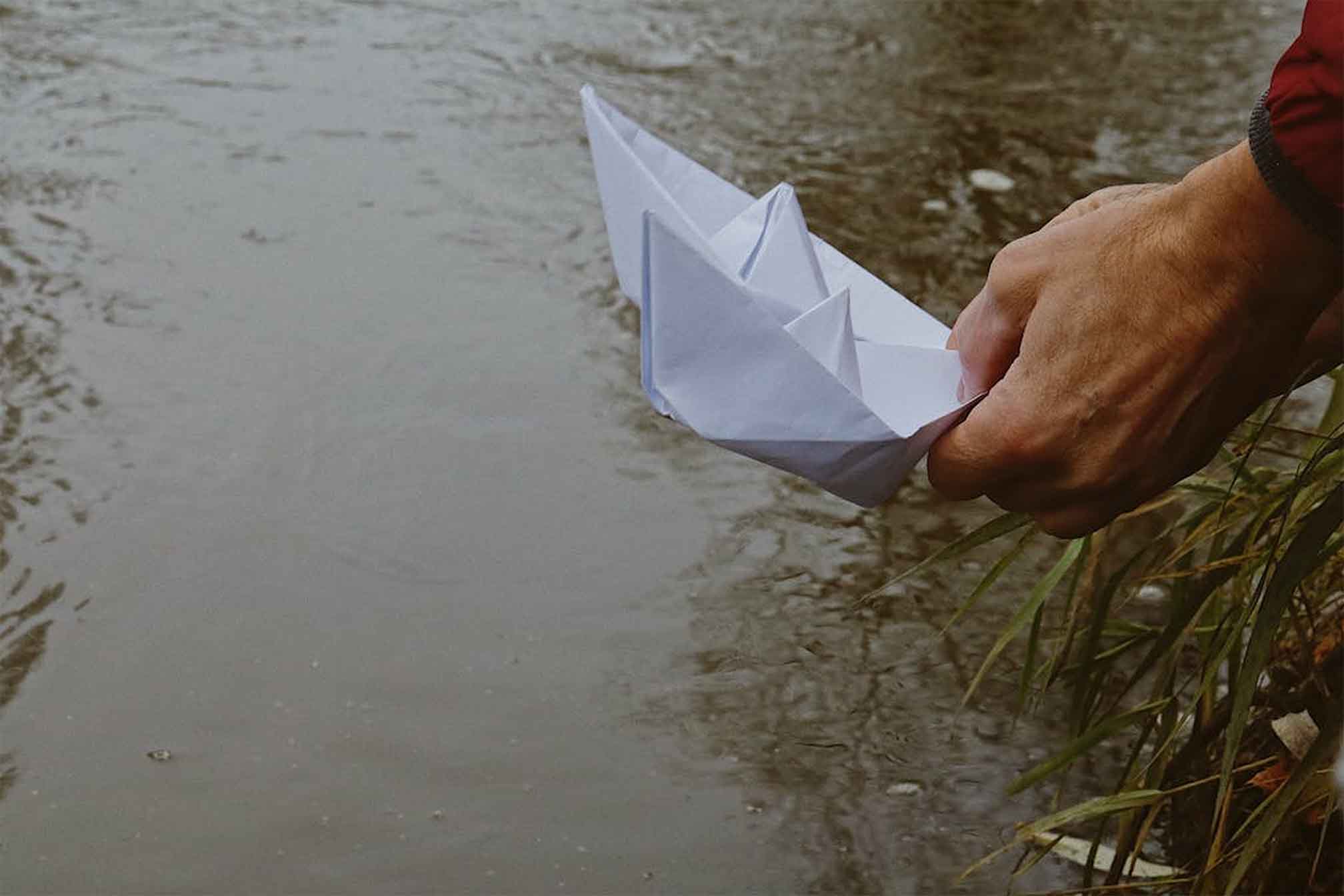 Les énigmes sont le cœur de l’escape. Elles peuvent inclure des puzzles, des devinettes, des casse-têtes, des codes secrets, des objets à manipuler ou encore des tâches collaboratives pour renforcer l’esprit d’équipe. Pour que l’expérience reste fluide, variez les énigmes et reliez-les logiquement au scénario et au thème.