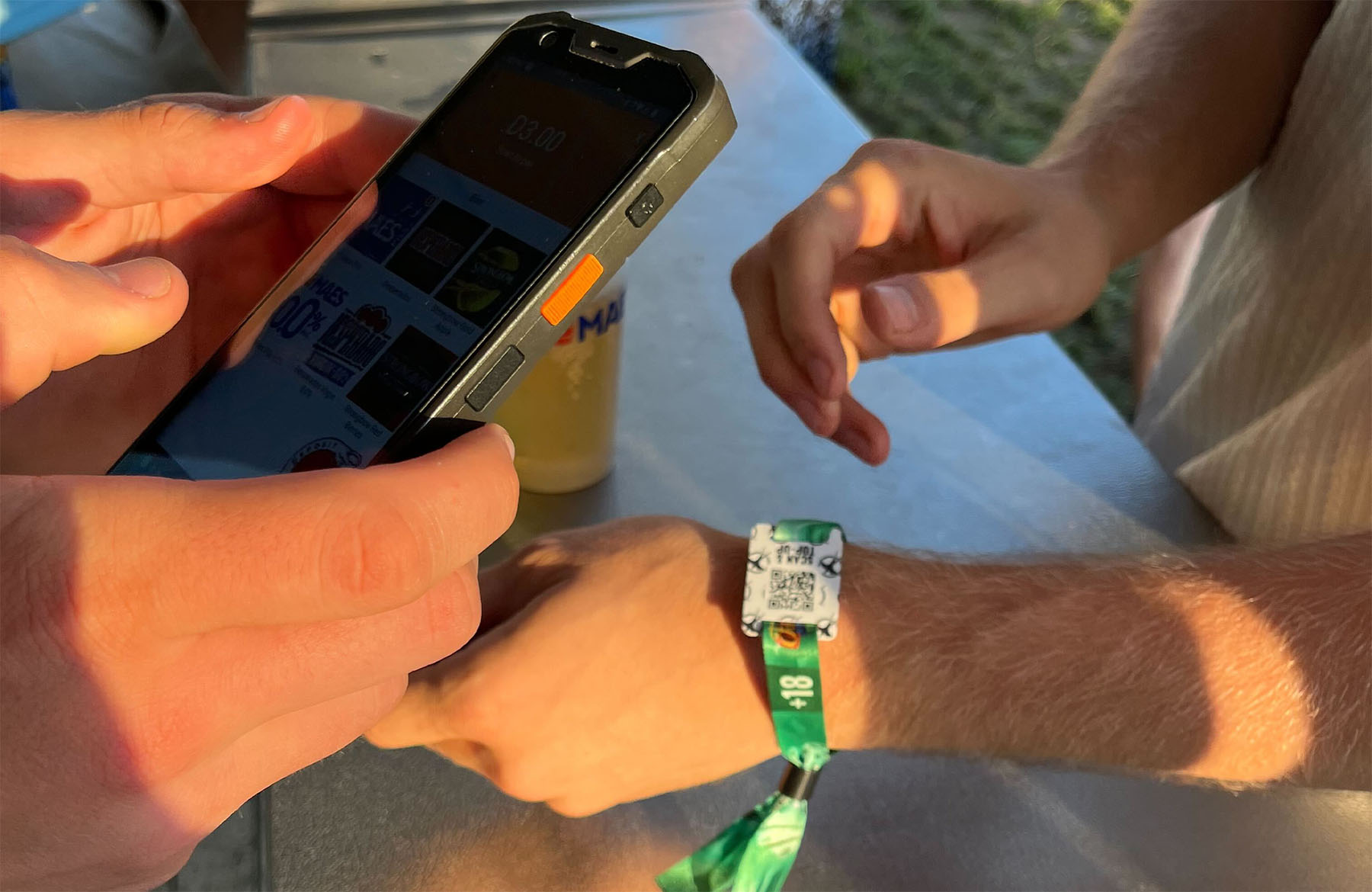 Bargeldloses Bezahlen- Warum Festivals auf Closed-Loop setzen